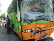 Двуетажен автобус се разполови след тежка катастрофа в Тайланд (ВИДЕО)
