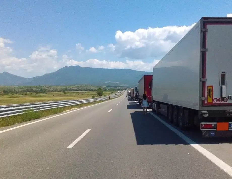 Турция затяга сигурността по границите, появиха се опашки от камиони