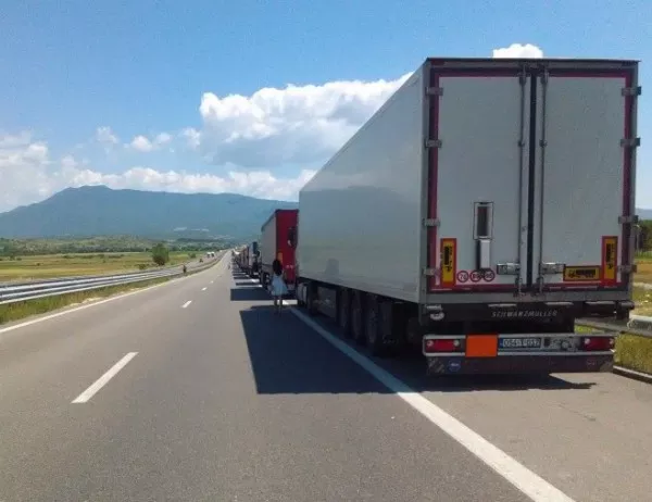 Катастрофа ограничи движението по АМ "Тракия", в Пловдив автобус блъсна жена