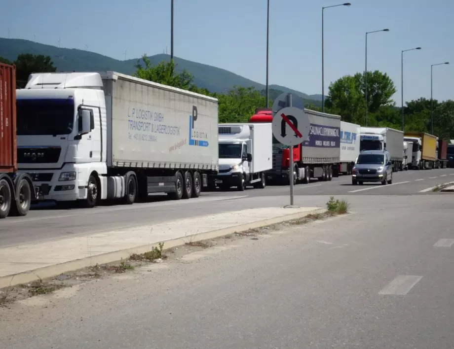 Натоварен трафик от ТИР-ове на изходите към Гърция, Румъния и Турция 