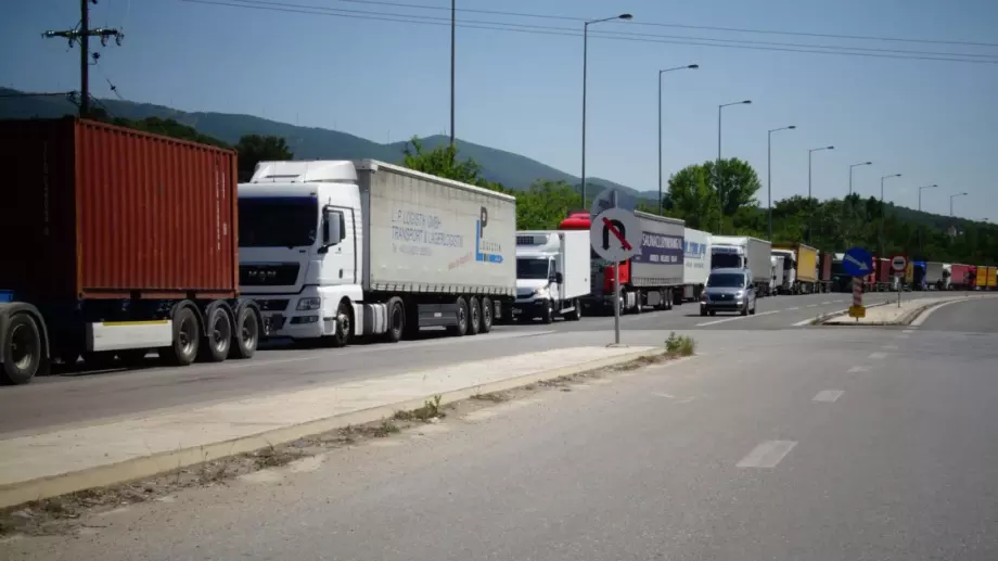 Над двайсеткилометрова опашка от камиони в Турция на границата с България