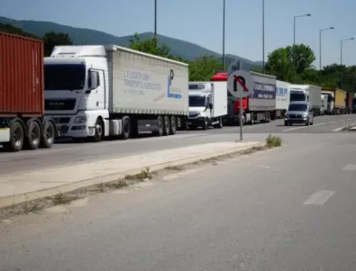 Спират камионите заради очаквания трафик по пътищата 