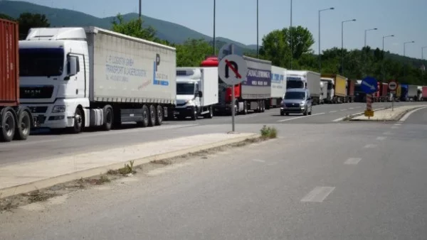 Спират камионите над 12 тона по магистралите в последния почивен ден