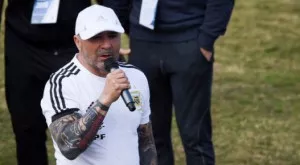 СНИМКА: Аржентински фен нацели Сампаоли с бутилка по главата