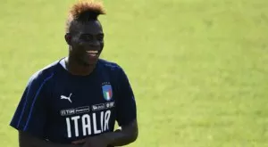 СНИМКА: Балотели опроверга слуха, че е дебел с щура снимка