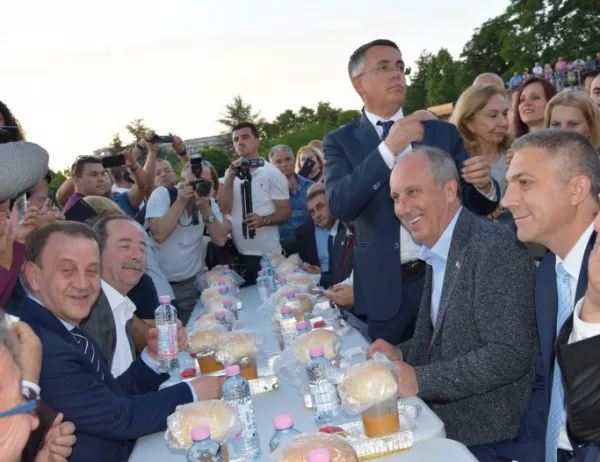 Турски кандидат-президент дойде в Кърджали, Карадайъ го посрещна и заговори за липсата на демокрация
