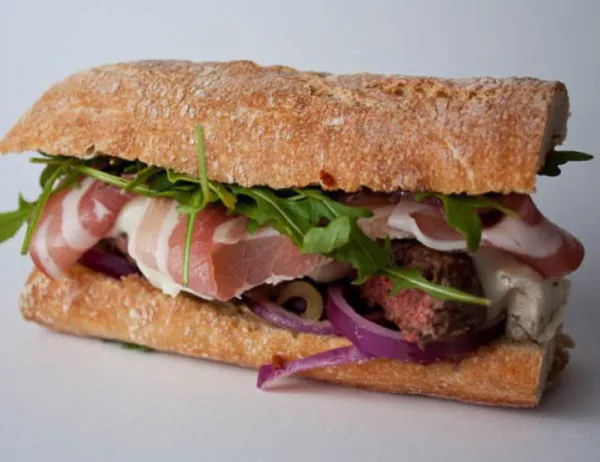 Рецепта на деня: Летен сандвич с прошуто, праскови и моцарела