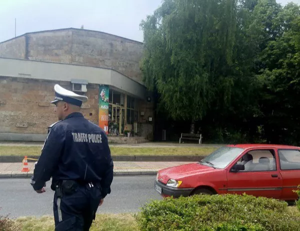 Кола удари прокурорка и сина ѝ на пешеходна пътека в Смолян (СНИМКА)