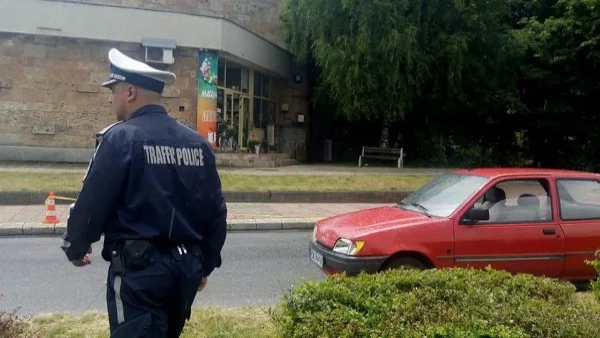 Кола удари прокурорка и сина ѝ на пешеходна пътека в Смолян (СНИМКА)