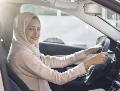 Жена взе шофьорска книжка в Саудитска Арабия за първи път от десетилетия