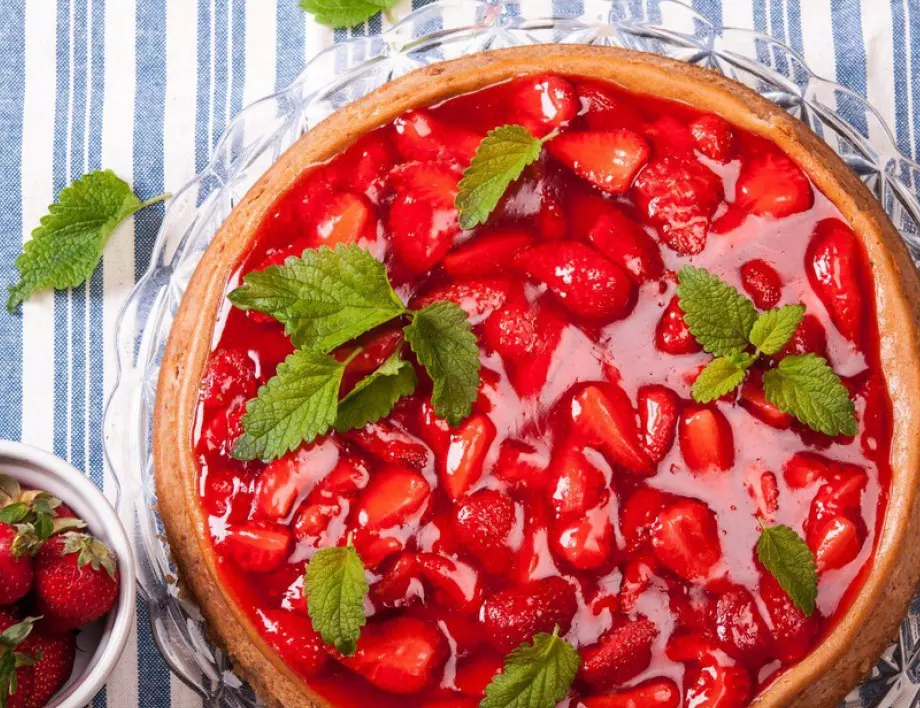 Като от сладкарница: Вкусен шоколадов чийзкейк с ягоди