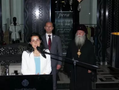 Премиерът Бойко Борисов купи картина от благотворителната изложба на Светия Синод и Сдружение 