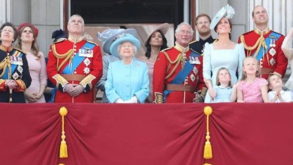 Пищен парад по случай рождения ден на кралица Елизабет II (Снимки)
