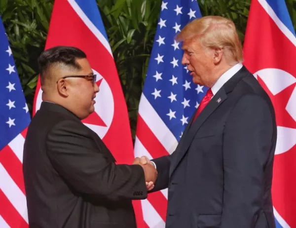 Исторически момент - Доналд Тръмп и Ким Чен Ун си подадоха ръце (СНИМКИ)