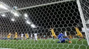 Куриози: Ганайски футболист си вкара 2 автогола, за да спре "черно тото" (ВИДЕО)