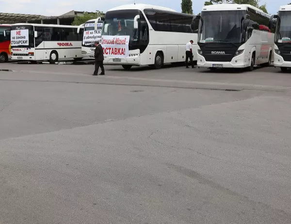 Превозвачи срещу превозвачи, със закани да се горят автобуси