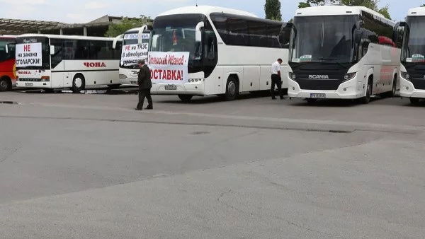 Превозвачи срещу превозвачи, със закани да се горят автобуси