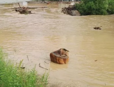 Бедствието в Асеновградско - кола плува в река (ВИДЕО)