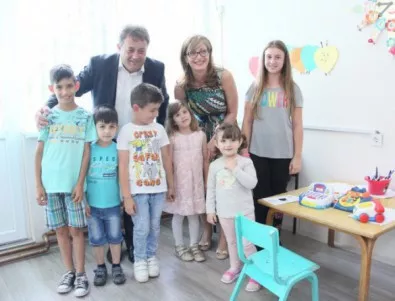 Захариева дари компютри на детска градина в Македония