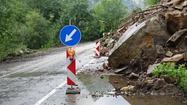 Обрушват и поставят мрежи на опасния скат на пътя за Рилския манастир