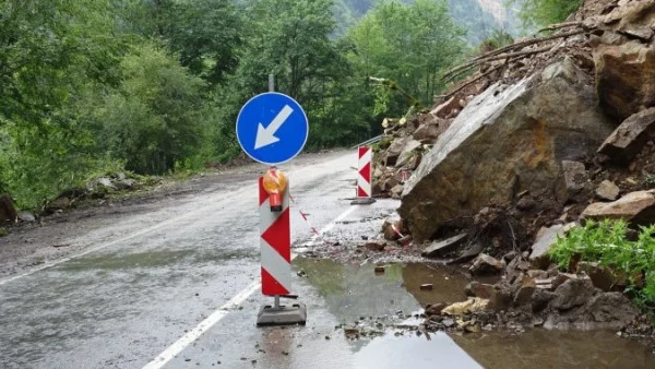 Отново свлачище затруднява пътя към Рилския манастир