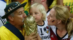 Синовете на най-отдадения фен на Бразилия продължават мисията му и пристигнаха в Русия (СНИМКА)