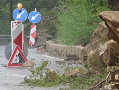 Пътят Черни Вит-Тетевен е затворен заради свлачище