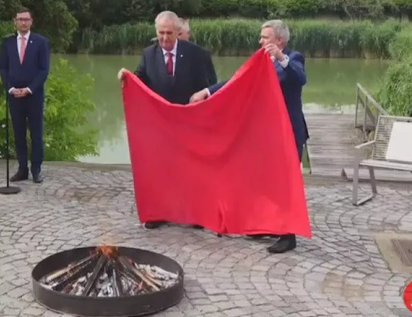 Президентът на Чехия изгори огромни червени гащи (ВИДЕО)