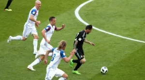 Исландски айсберг и изпусната от Меси дузпа отчаяха Аржентина още на старта