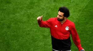 Адресът на Салах изтече в нета и стотици фенове тръгнаха към него....