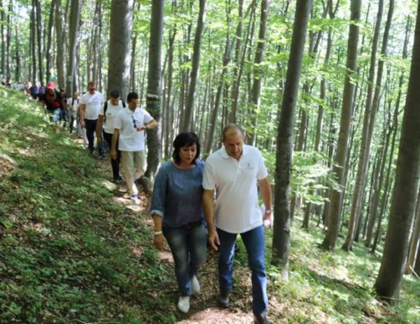 Нинова поздрави президента Радев за рождения му ден със снимка от горска разходка