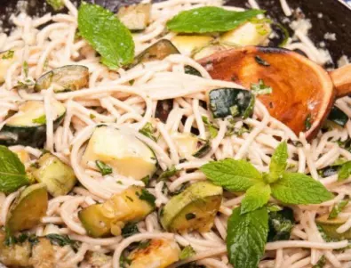 Вкусна и полезна: Рецепта за спагети с тиквички и пиле