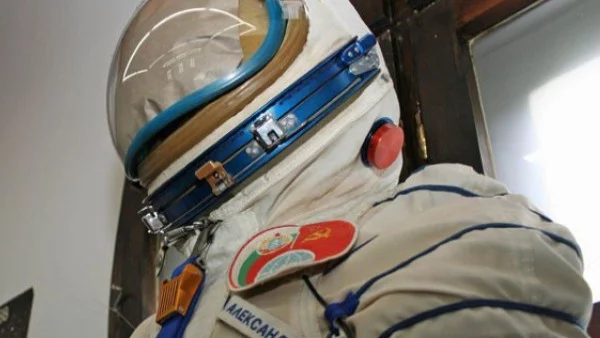 Изложба в БАН показва костюма и апаратите на космонавта Александър Александров