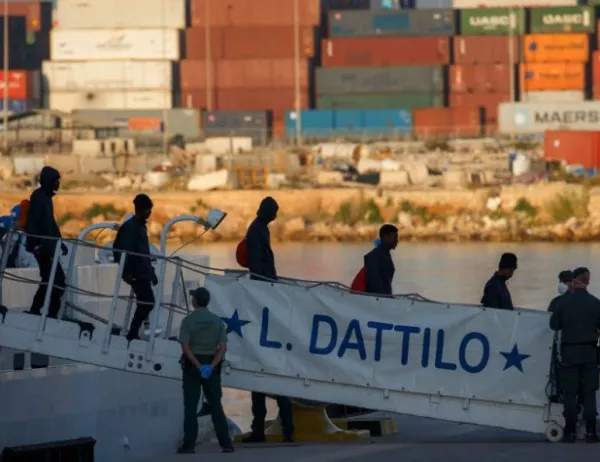 Италия спря нов кораб с бежанци и мигранти, този път германски