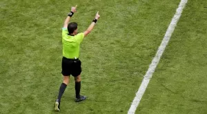 ВИДЕО: Съдия удари футболист по време на мач