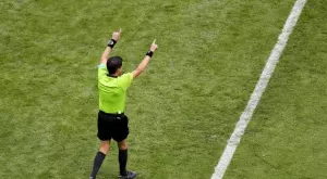 Защо съдиите в България често вадят картони на играчите - появи се интересно обяснение