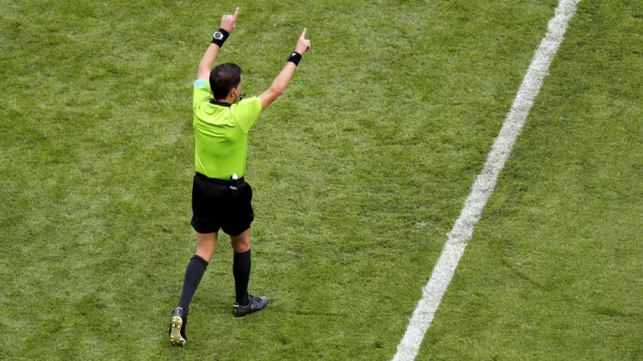 СНИМКИ: Съдия намушка футболист в конфронтация на терена в Аржентина