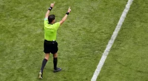 Смях в Англия: Съдия накарал капитаните да играят "камък, ножица, хартия" - наказаха го