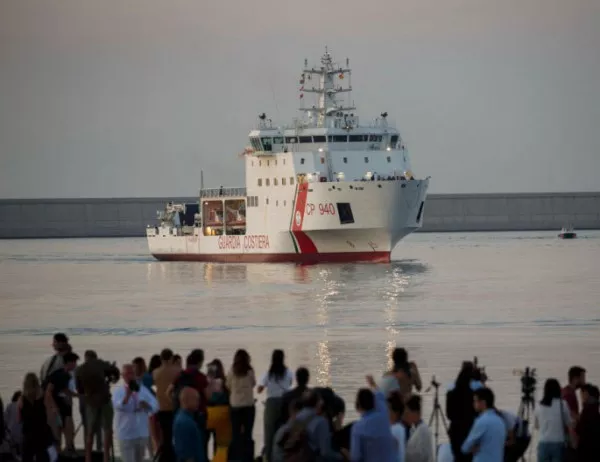 Мигранти завзеха търговски кораб в опит да се доберат до Европа