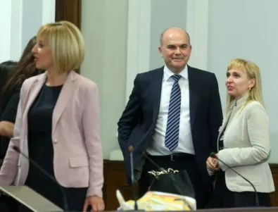 Бисер Петков мълчи за още един скъп министерски билет, оставката му не била оттеглена