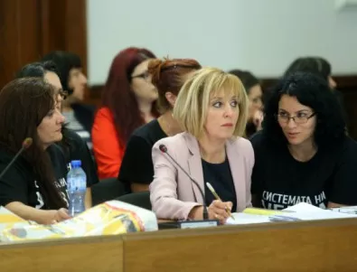 Условието за оставка на Мая Манолова - решаване на проблема на майките на деца с увреждания