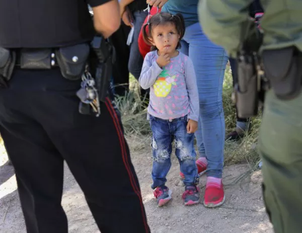САЩ обяви, че 500 деца-имигранти са върнати на родителите им