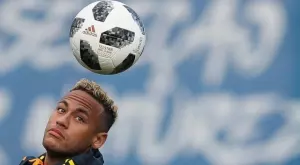 Клубният магазин на Марсилия ползва фланелка на Неймар за изтривалка (ВИДЕО)