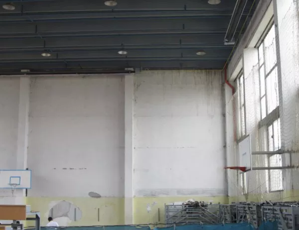 Теч от покрива на Спортната зала в Асеновград прекъсна баскетболен мач