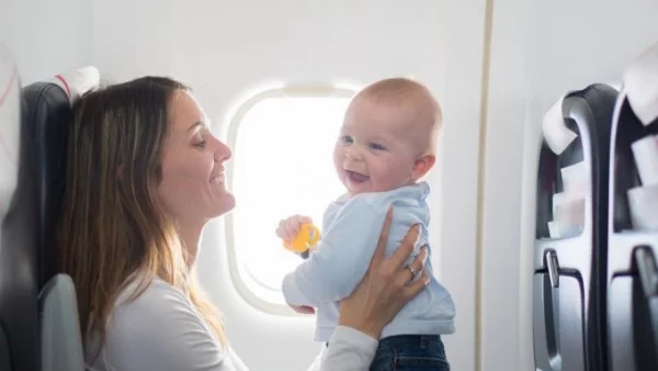 Какво трябва да знаете, когато сте с дете в самолета?