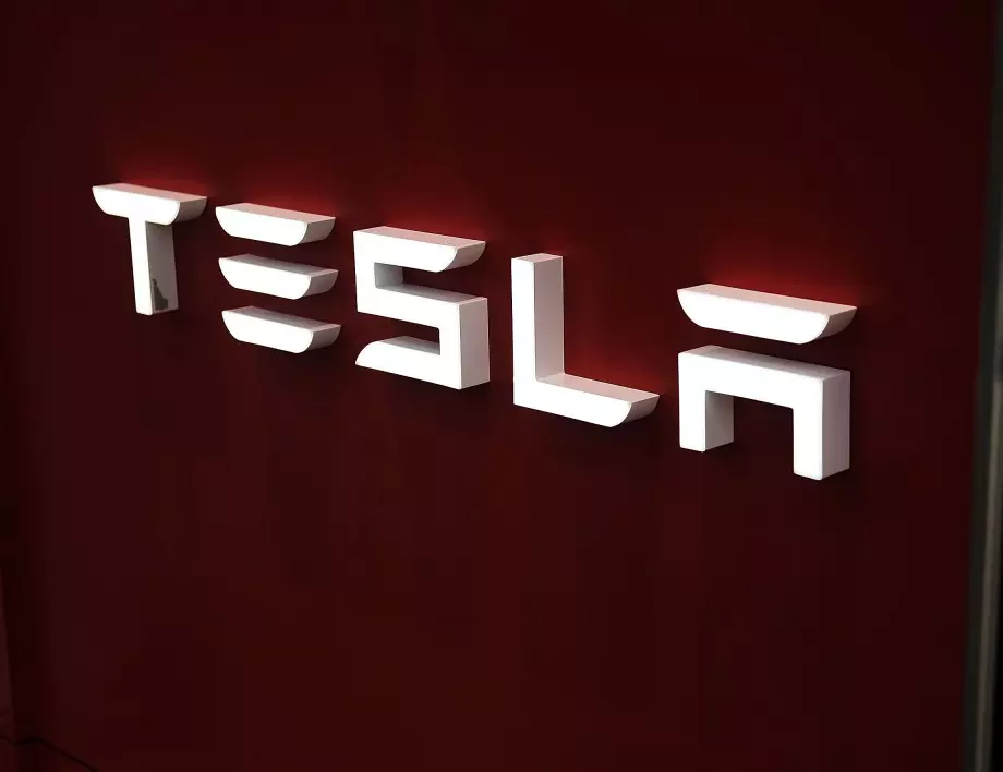  Коронавирусът затвори завод на „Тесла“ 