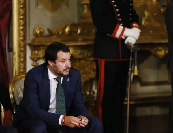 Италианският вътрешен министър не иска НПО да се занимават със спасяване на мигранти