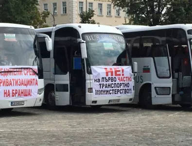 Законопроектът, вдигнал автобусните превозвачи на протест, официално е замразен
