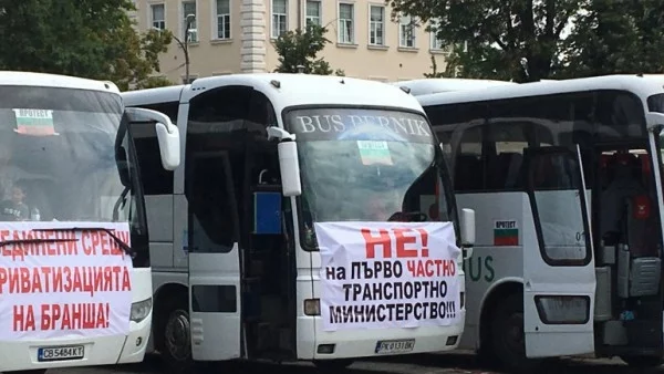 Законопроектът, вдигнал автобусните превозвачи на протест, официално е замразен