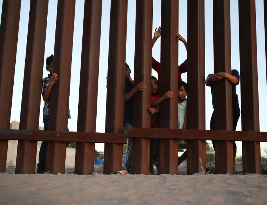 Върховният съд на САЩ разглежда законността на стената с Мексико 